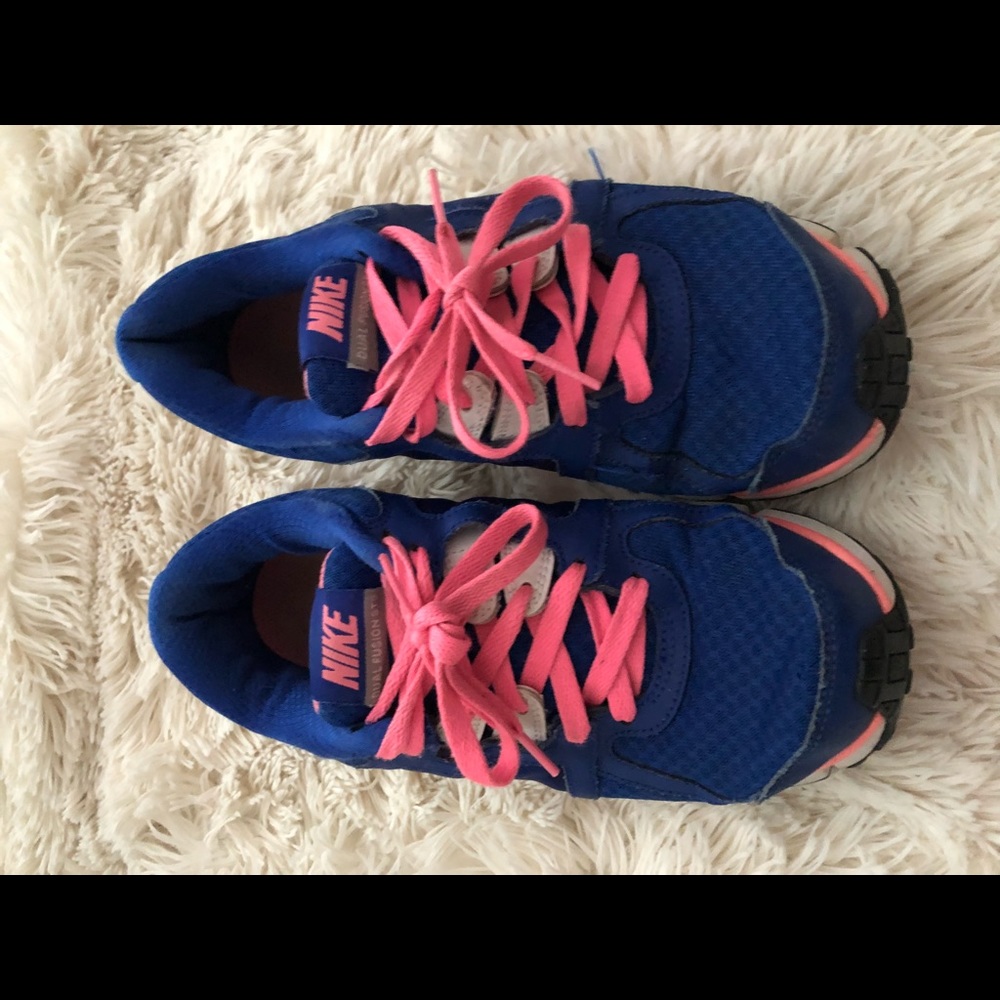 Nike Tennis Shoes
